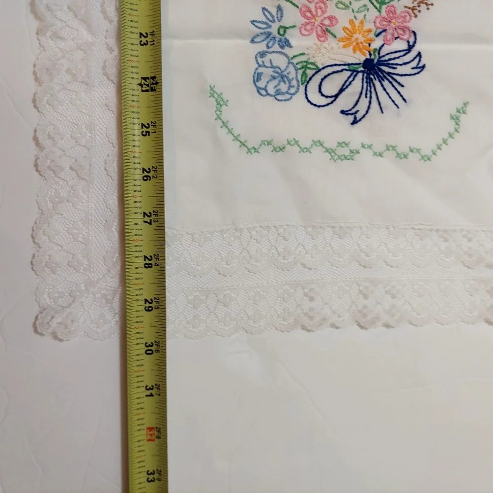 Handmade Needlepoint Floral Lace Table Runner White vintage